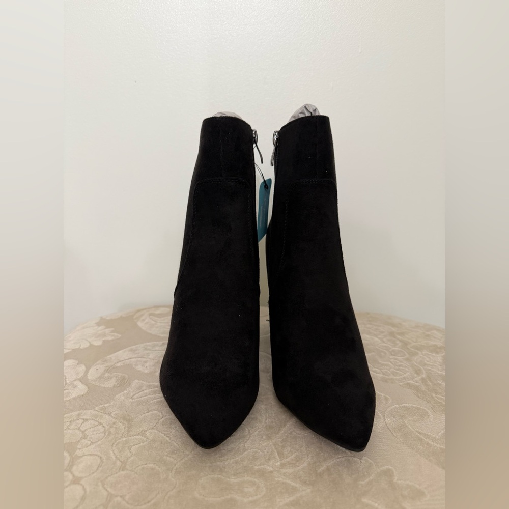 NWT Vepose Faux Suede Ankle Boots in Black - Size 7